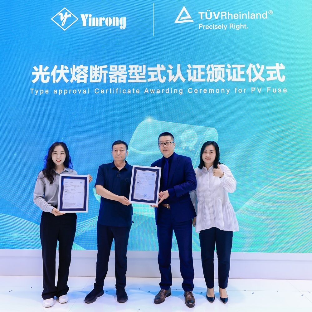 Cerimonia di premiazione del certificato di omologazione per il fusibile fotovoltaico