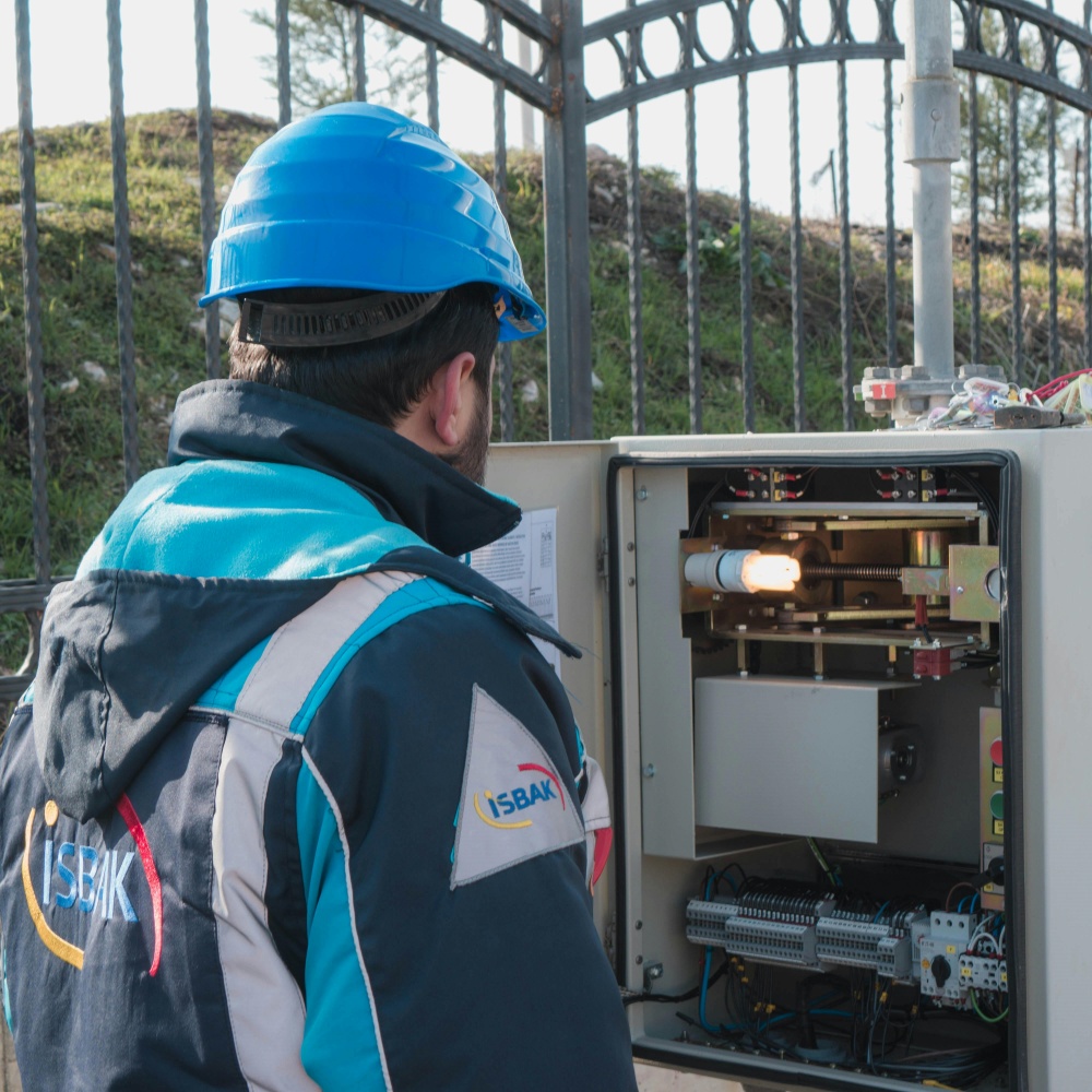 Il ruolo principale dei fusibili fotovoltaici nei circuiti: protezione di sicurezza e protezione da sovraccarico